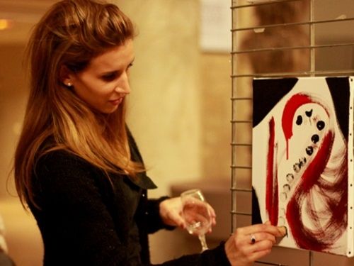 Une experience artistique unique autour du vin realisee par des personnes sourdes et malentendantes comme ici avec une artiste et son tableau