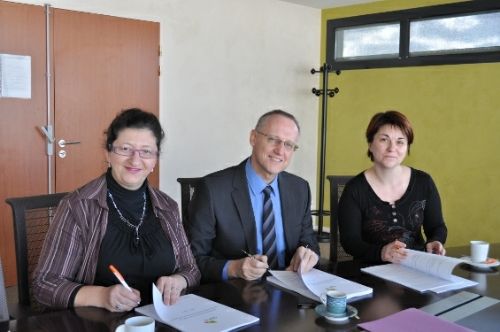 De gauche a droite Nadia BENZEMMA (qui représente la CGT), Patrick PETITJEAN (Directeur général APRIL), Nathalie LEPICIER (qui représente la CFDT) lors de la cérémonie de signature de l'accord cadre handicap APRIL © APRIL