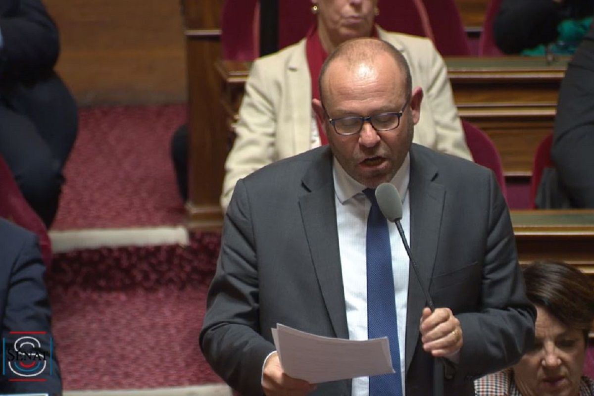 le sénateur Philippe mouiller des deux sèvres lors des questions dactualité au gouvernement fa9ec