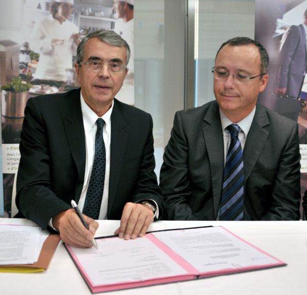 Jean-Jack QUEYRANNE président de la région rhone-alpes signant la convention avec le Président du comité régionale du fond pour l'insertion des personnes handicapées dans la fonction publique