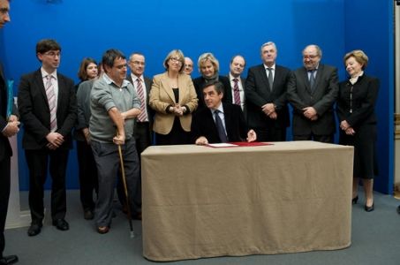 Signature du pacte 2012 2014 pour l emploi des travailleurs handicapes entreprise adapte premier ministre