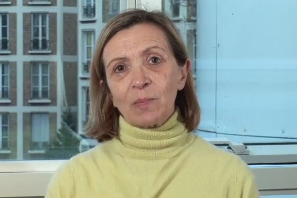 Alice benevole a l association au bout du fil