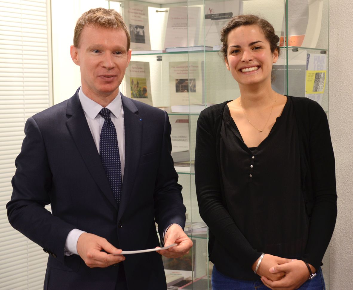 Stephane Bridel de Handicap Societe et Pauline Rannou qui recoit le cheque
