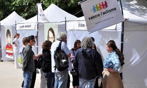 Les bénévoles de l'association Vaincre l'autisme en 2011 à Paris dans le village organisé chaque année dans plusieurs grande villes française ou les bénévoles accueilleront et  le public sur les différents pôles de évènement.