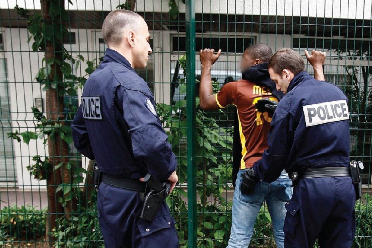 Des policiers procedant a un controle de police