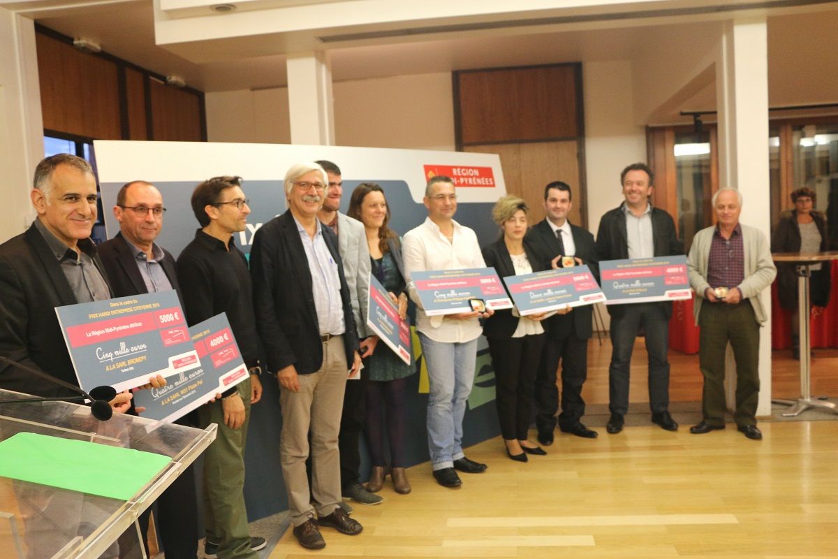 Remise Prix Hand Entreprise Citoyenne les laureats avec Francois SIMON du Conseil Regional de Midi-Pyrenees
