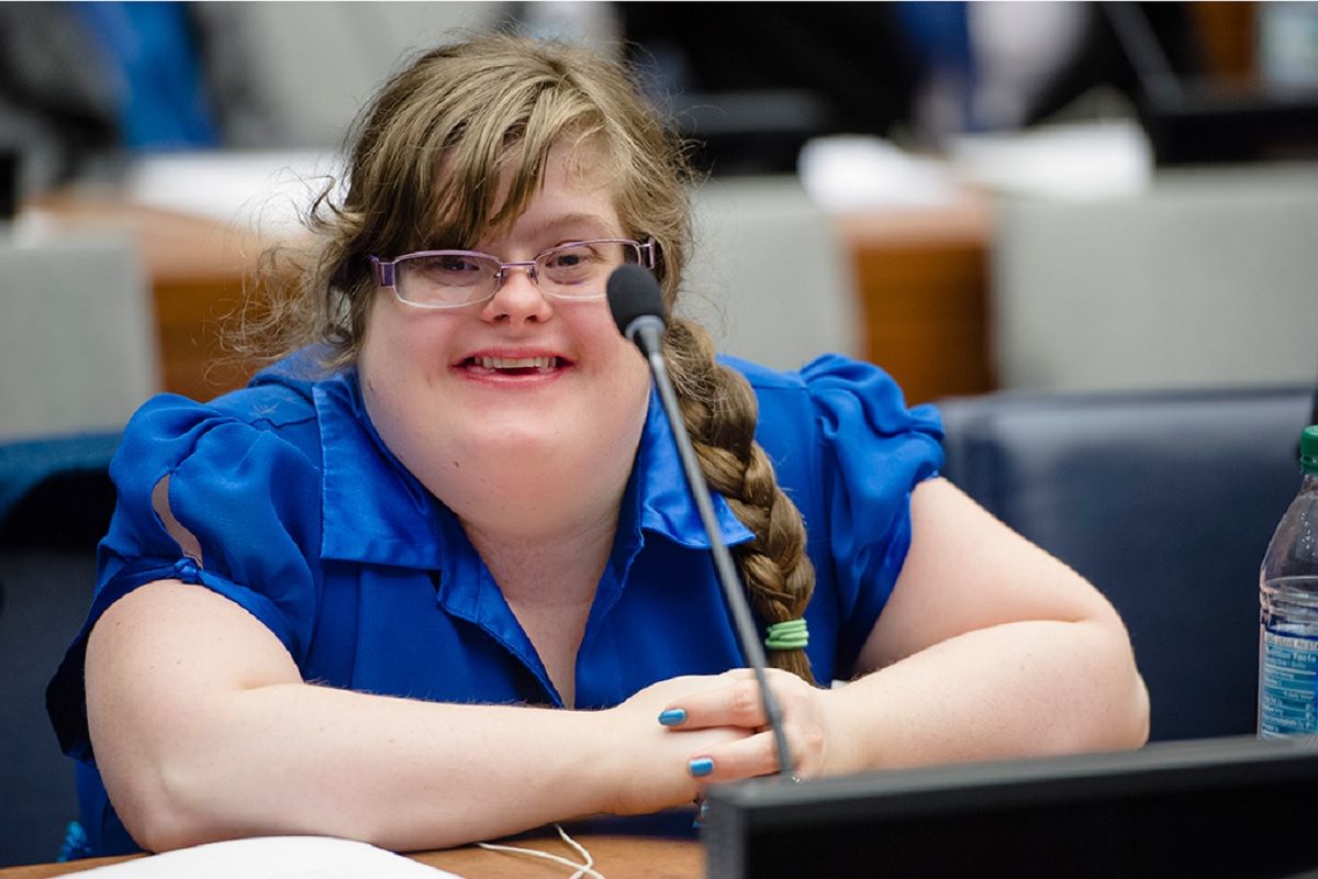 Une participante a la Journee internationale des personnes handicapees