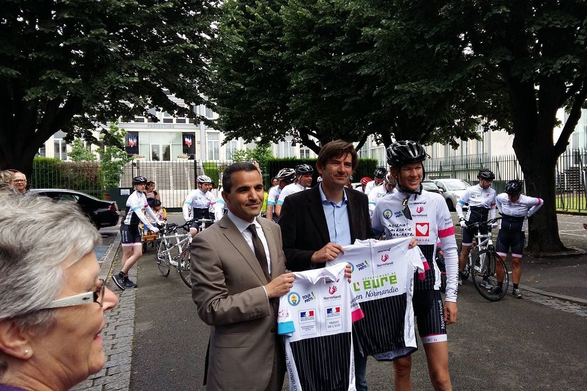 Le Depart de la course d evreu en presence du directeur de cabinet du prefet