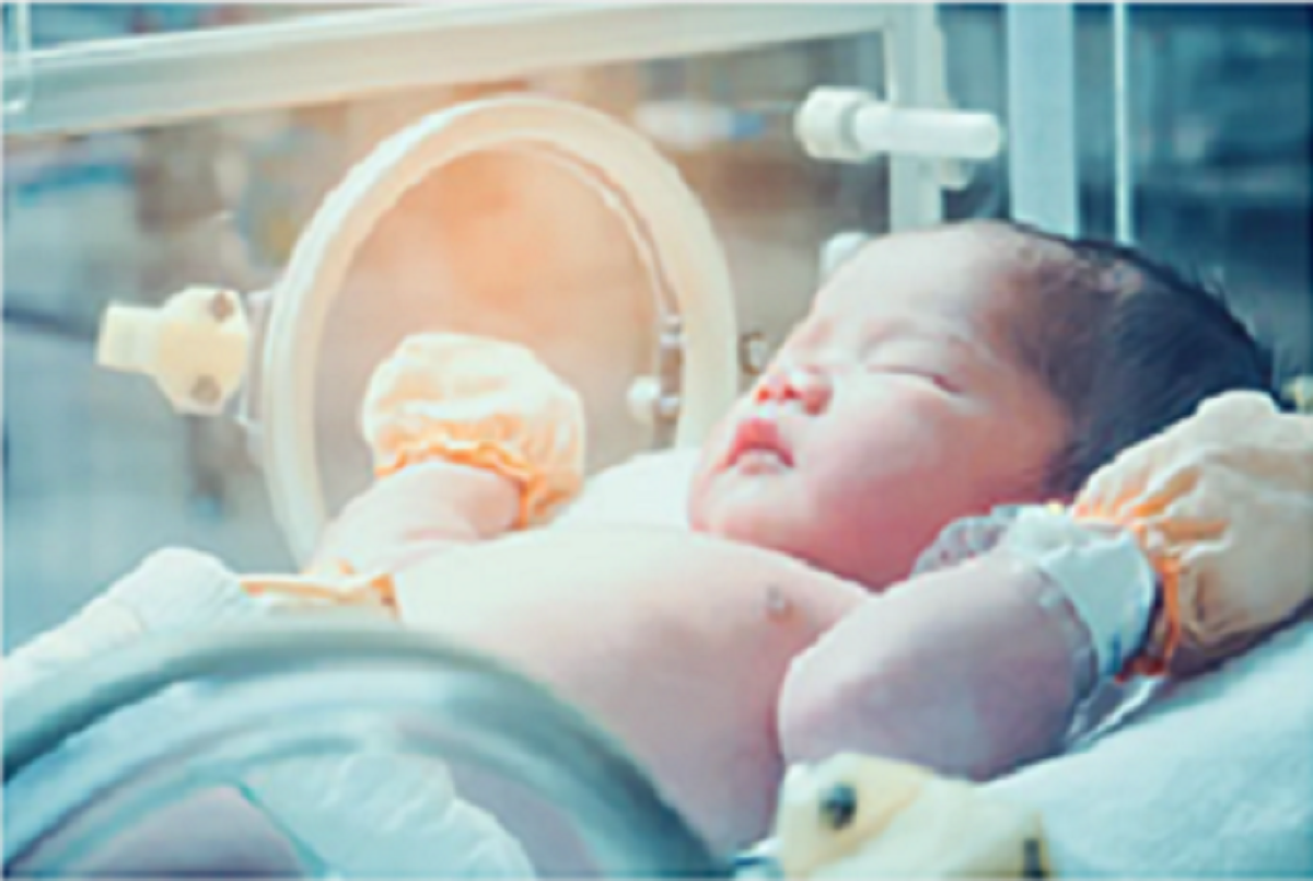 Un enfant dans un couveuse au sein du service Pole coeur enfant de l’hôpital