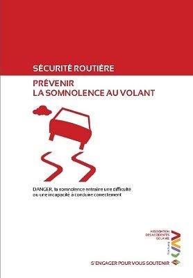 Une femme au volant de son véhicule soufrant de somnolence