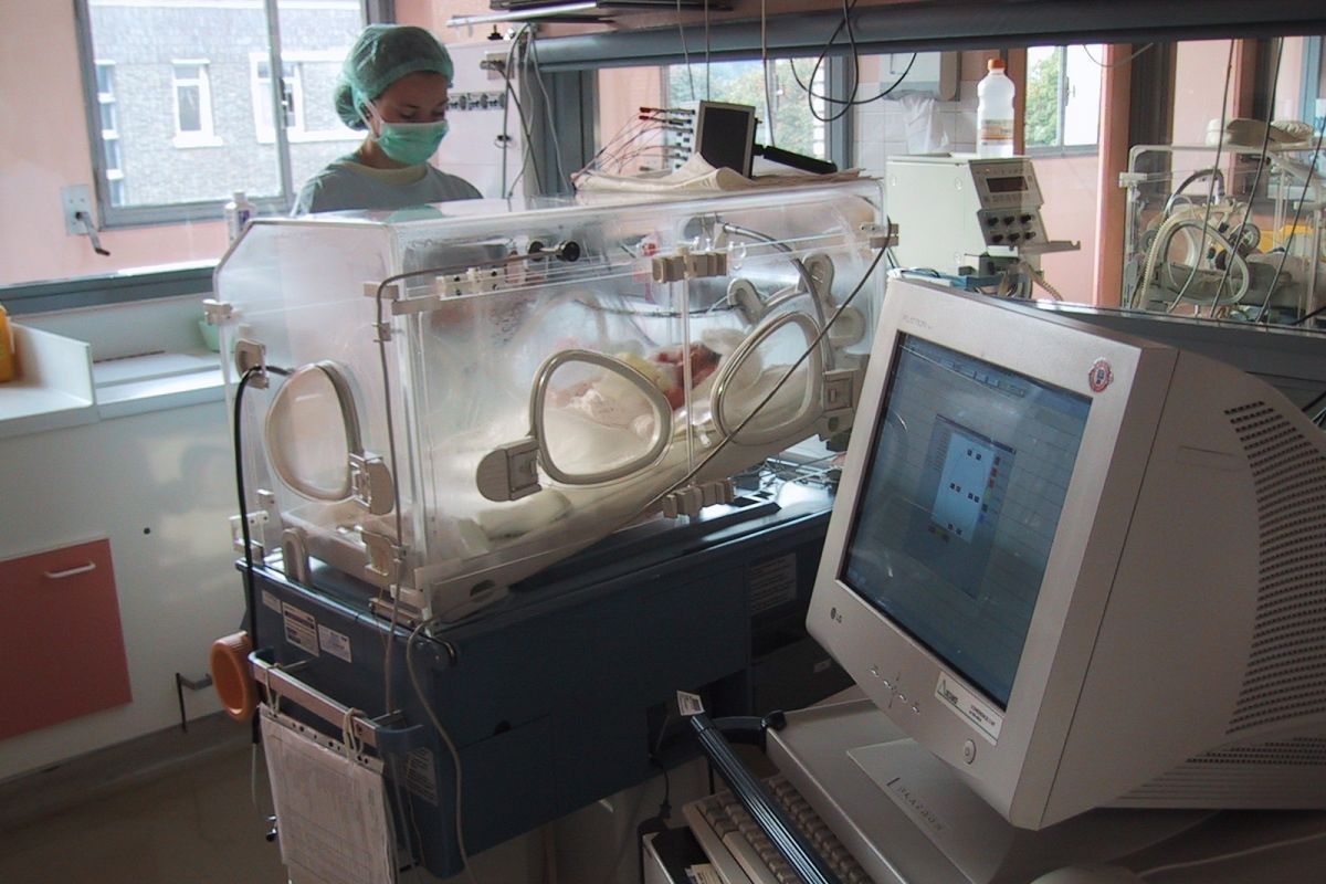 Une infirmière apportant ces soins a nouveau né dans une couveuse a l'hôpital 9c2da