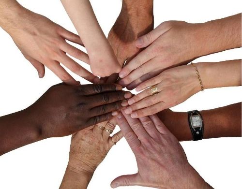 La photo illustre les mains HAPPYCHIC des salari&eacute;s repr&eacute;sentant la diversit&eacute; et a &eacute;t&eacute; l'embl&egrave;me de la premi&egrave;re convention HANDIMODE et reste l'embl&egrave;me d'Happychic.