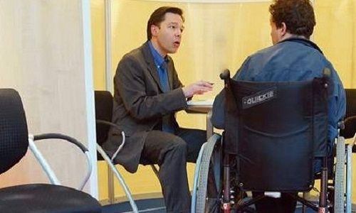 Un jeune en discussion lors du Tremplin pour emploi de Lyon 7 novembre 2012