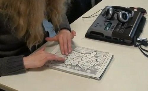 Une élèves des six élèves non-voyants et malvoyants dans une classe d'Unité Localisée pour Inclusion Scolaire-Trouble de la Fonction Visuelle (ULIS-TVL).© ulis60;