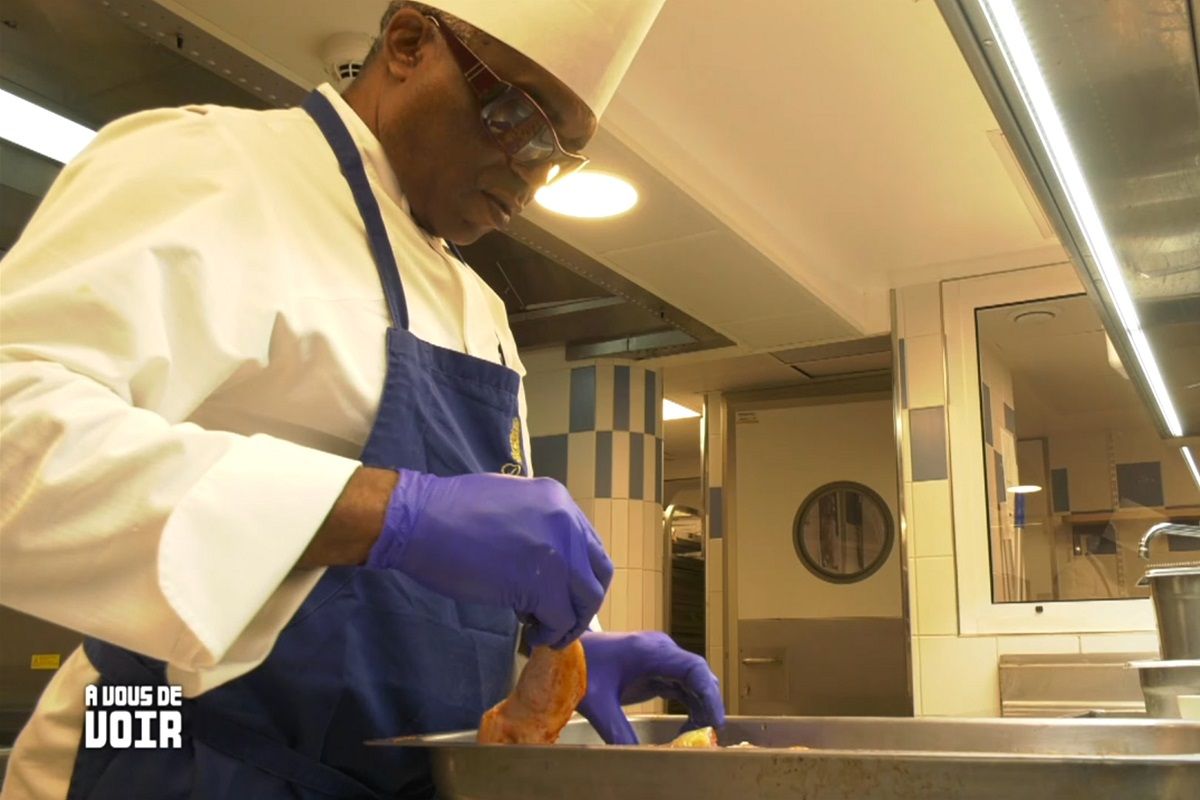 Benjamin, 52 ans, originaire du Mali, qui occupe le poste de second commis au Ritz à Paris d77d2