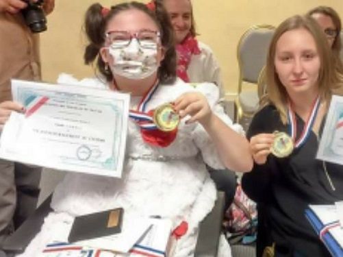 Coralie atteinte d une maladie que l on empeche de suivre l ecole recevant son prix