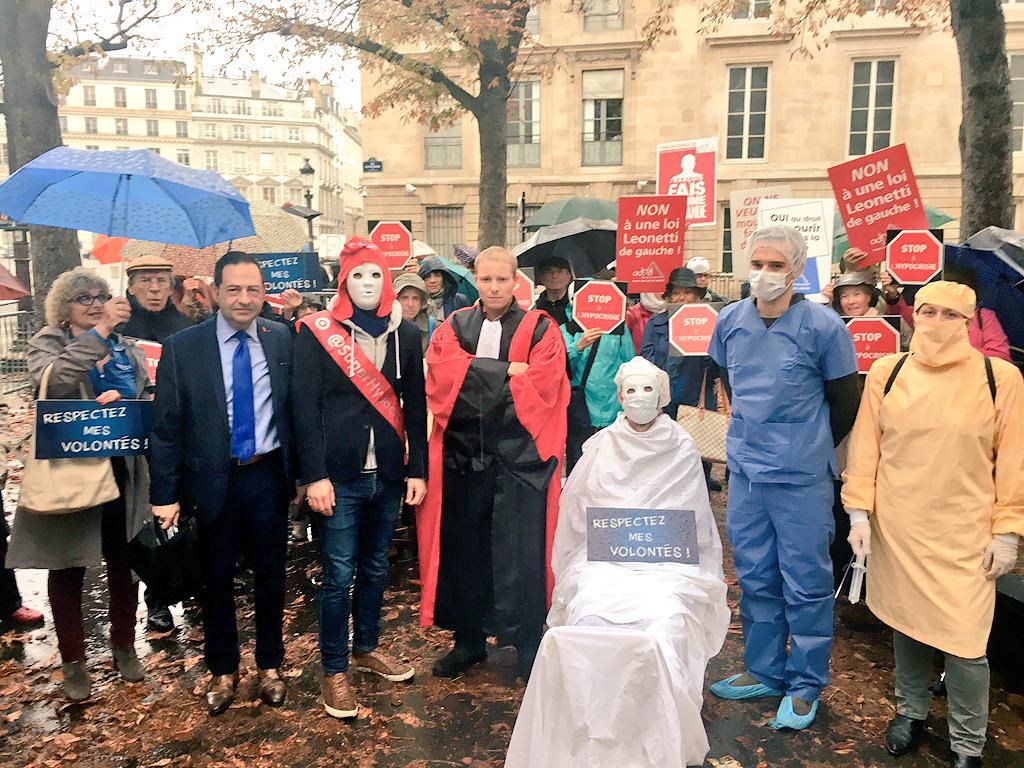 Manifestation euthanasie_a_Paris_devant_l_assemblee_nationale