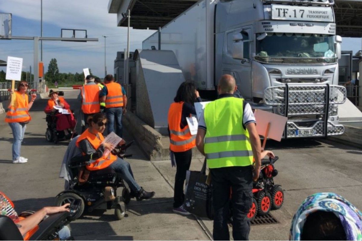 2018.05.21.Le collectif inter associatif 31 organise une opÃ©ration pÃ©age gratuit pour protester contre la politique du gouvernement en faveur du handicap