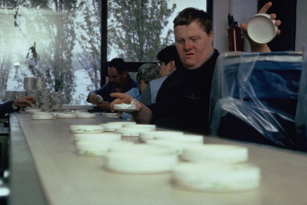 Un deficient mental au sein d un ESAT fabriquant des fromages