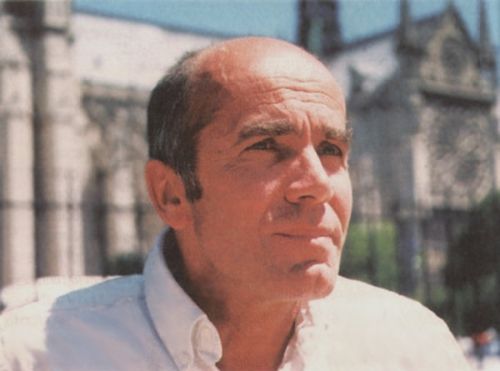 Un bébé tenu de chaque côte par ses parents (Illustration 2012)