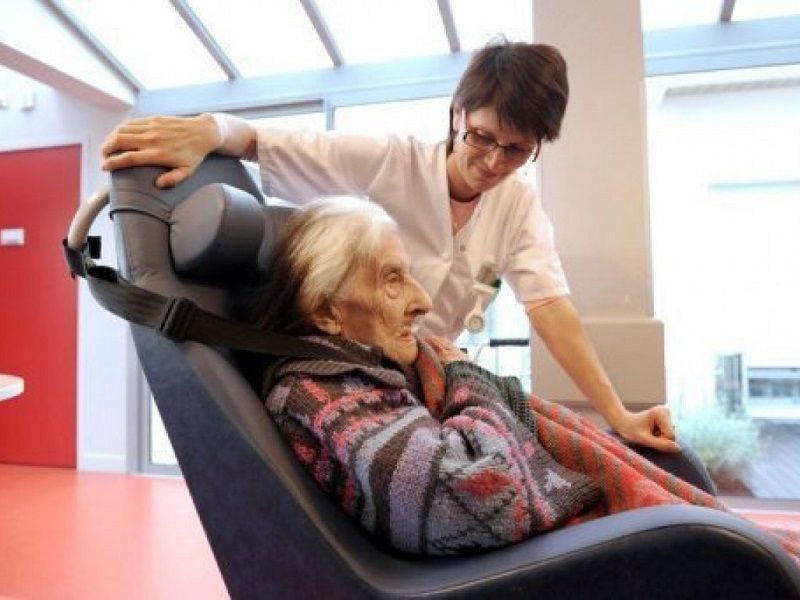 Une personne agee dependante avec une infirmiere dans un etablissement d acceuil