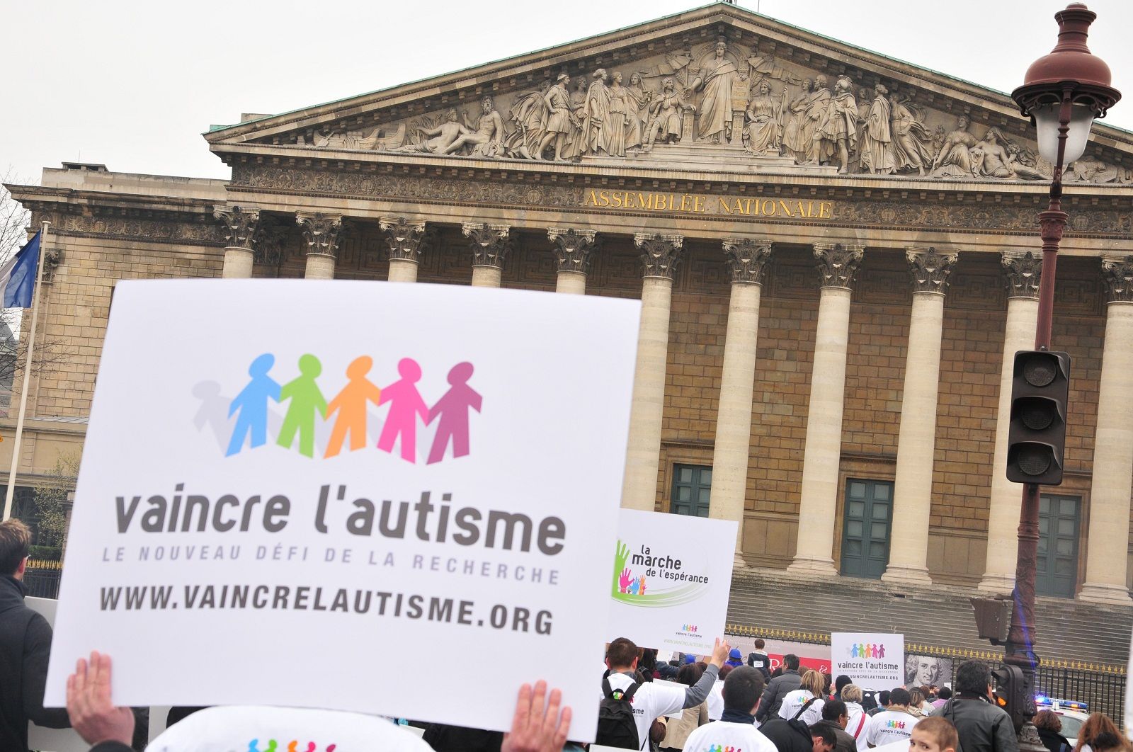 Les familles et autiste et l’association Vaincre l’autisme à l'occasion de la 9eme édition de la marche de l'espérance en 2012 lors de son passage devant l'assemblée nationale ©Vaincre l’autisme /DR