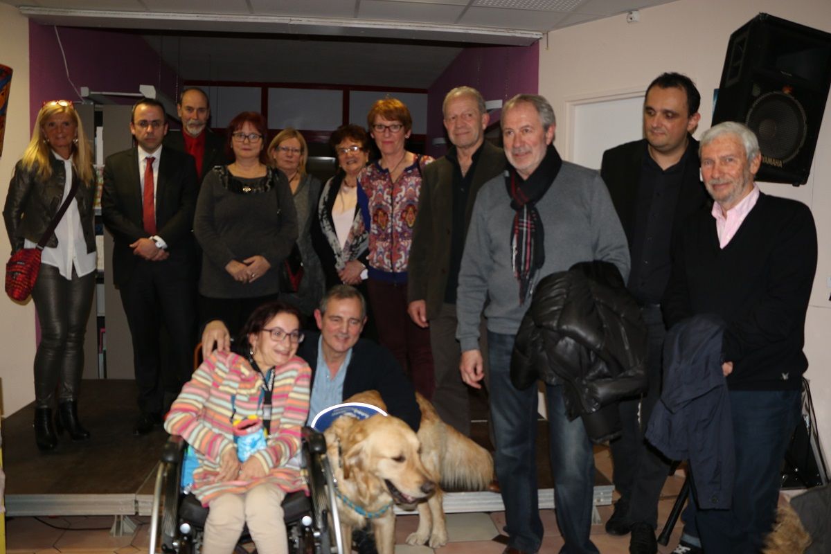 Les differente personnalites apres la remise du Chien d assistance a Emmanuelle