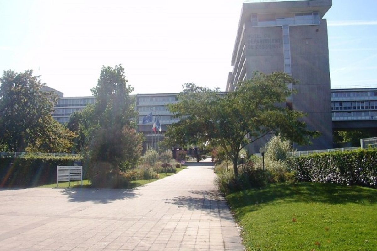 Facade exterieur du Conseil General de Essonne a Evry