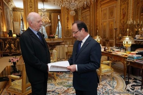 Le Professeur a droite remettant le rapport sur la fin de vie au Président de la République, François HOLLANDE, que ce dernier avait commandé en juillet dernier.
