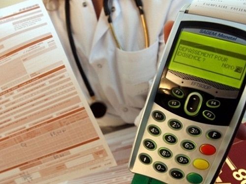 Un m&eacute;decin montrant un appareil CB sur lequel il est inscrit d&eacute;passements d'honoraires exig&eacute;e (Illustration)