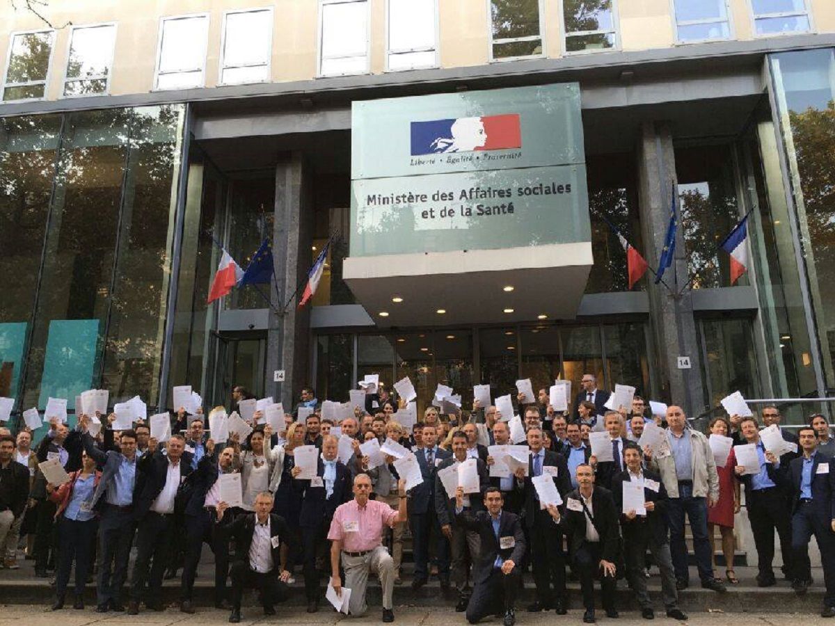 L Intersyndicale des Prestataires de Sante a Domicile le 19 septembre 2016 devant le ministere ou ils viennent de signer un accord le 29 septembre 2016