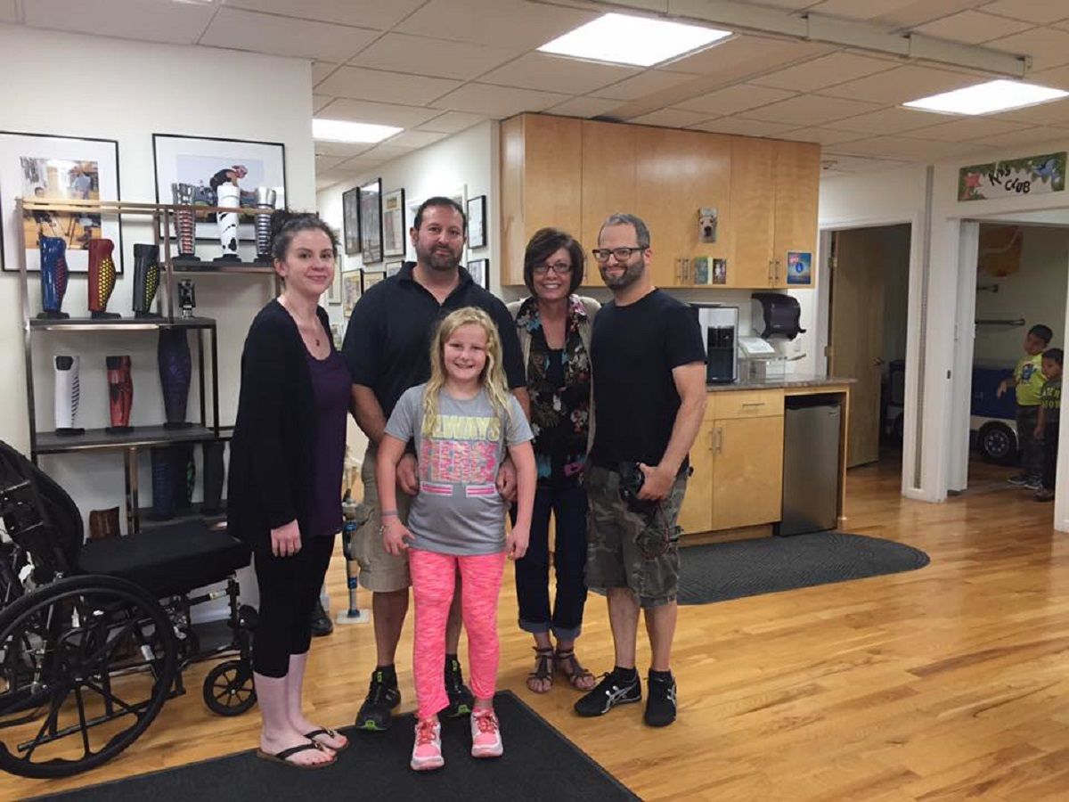 La petite Katelyn VINCIK au centre agee de cinq desormais equipe de sa prothese