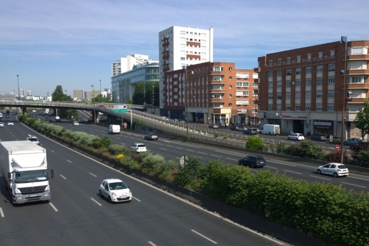 Lautoroute A4 en region Ile de France pres de Paris