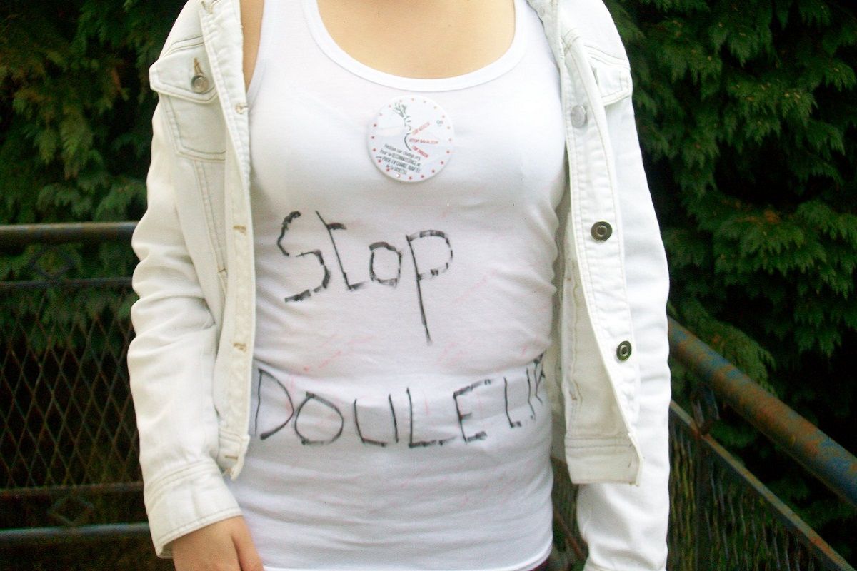 une femme avec sur son tee shirt marqué stop la douleur 0a659