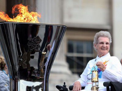 Claire THOMAS allumant la flamme a londres