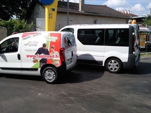 Un v&eacute;hicule de l'entreprise adapt&eacute;e Fastroad de transport sur un parking