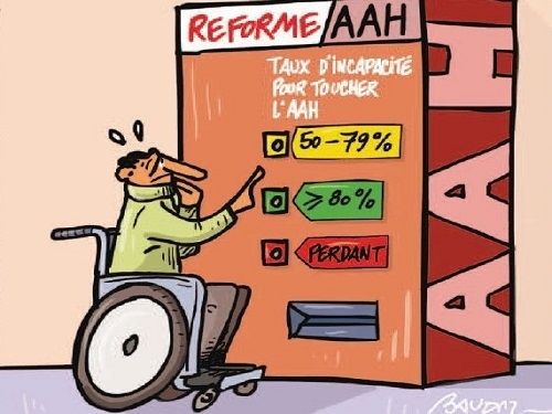Un homme en Fauteuil avec inquiétude choisir le montant de sa pension ou de son AAH dans un distributeur (Illustration Archive 2012)