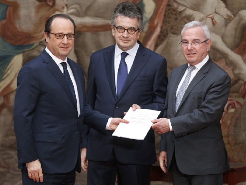 Remise du projet de loi a Francois HOLLANDE par les deputes CLAEYS LEONETTI