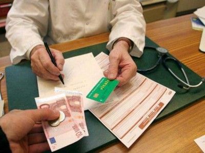 un-medecin recevant ses honoraires de la part de son patient (illustration - archives 2011)