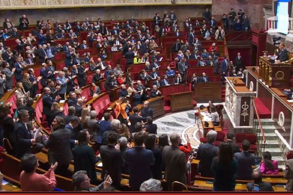 les députés debouts après le vote du projet de loi constitutionnel pour linscription de livg dans la constitution 5cbc5
