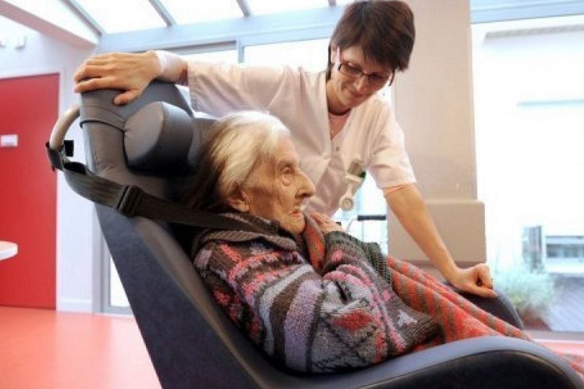 Dépendance personne âgée avec a ses coté une employé au sein EHPAH