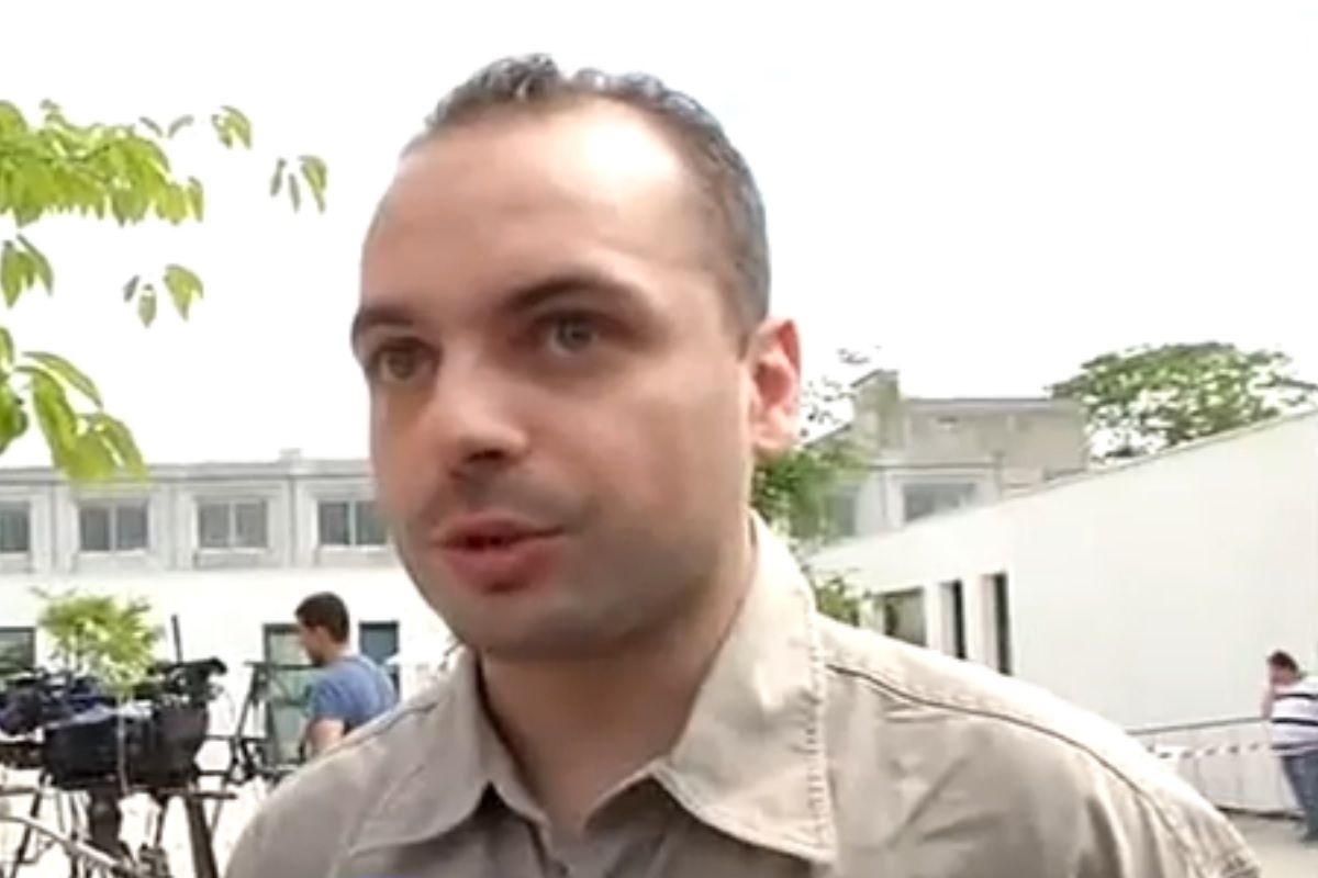 Francois LAMBERT_le_neveu_de_Vincent_repondant_au_questions_des_journalistes