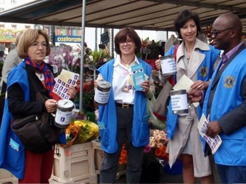 Des bénévoles lors de la grande collecte pour les aveugles et malvoyants a Paris en 2012