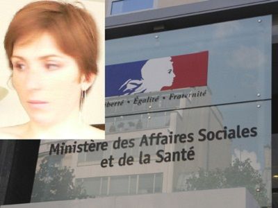 Aurore LAMBERT a droite sur la facade du Ministere qui entre au cabinet Marisol Touraine en charge de l'handicap et de l'autonomie