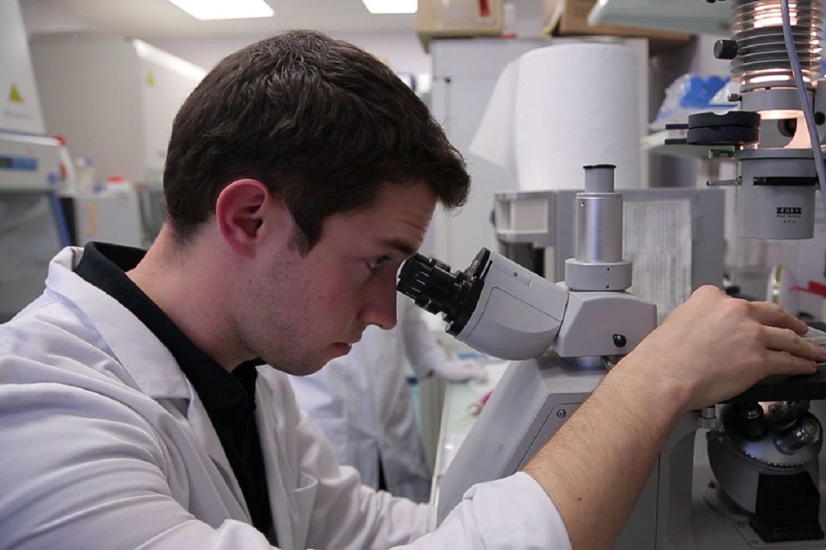 Un chercheur dans un laboratoire