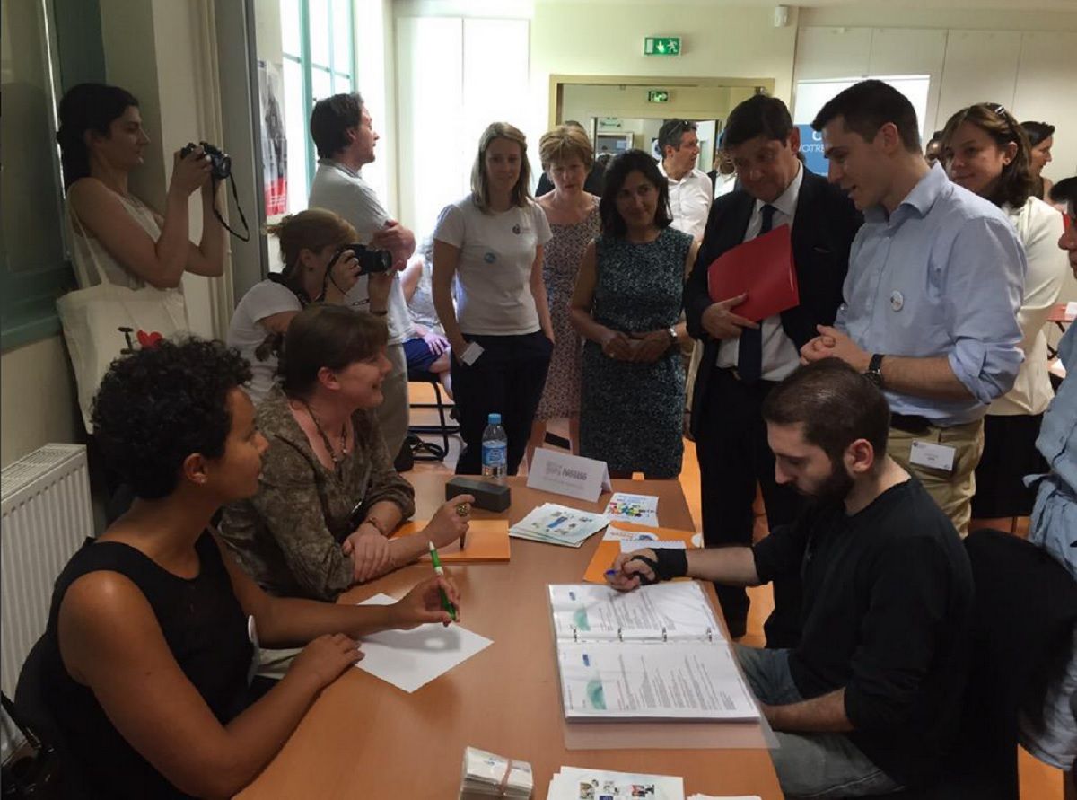 Patrick Kanner visite dans le HandiCafe pour l emploi des jeunes en situation de handicap