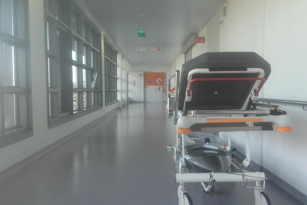 Un couloir de l’hôpital du CHU de Purpan à Toulouse en Haute-Garonne