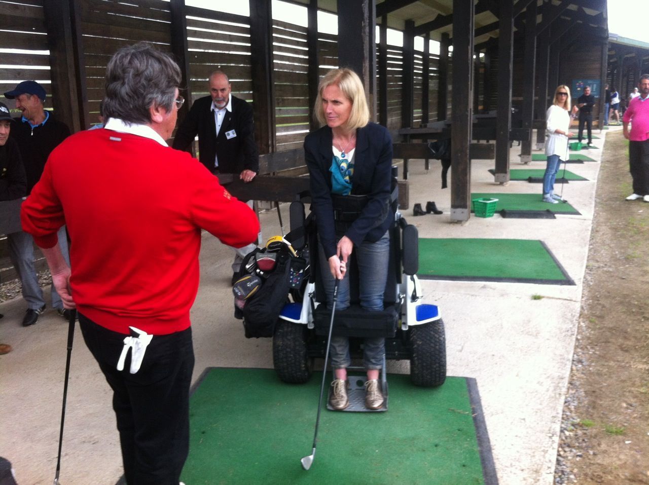 Segolene NEUVILLE essayant le fauteuil Handi-Golf