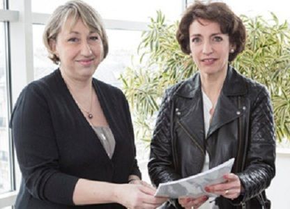 Marie anne Montchamp ancienne secr&eacute;taire d'Etat au personnes handicap&eacute;es, remettant le rapport Handicap et Entreprise a Marisol TOURAINE
