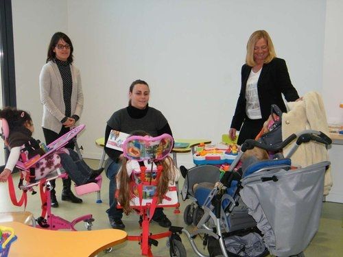 Des enfants polyhandicapés dans centre d’accueil a Nice entouré d’éducatrice (Illustration 2013)